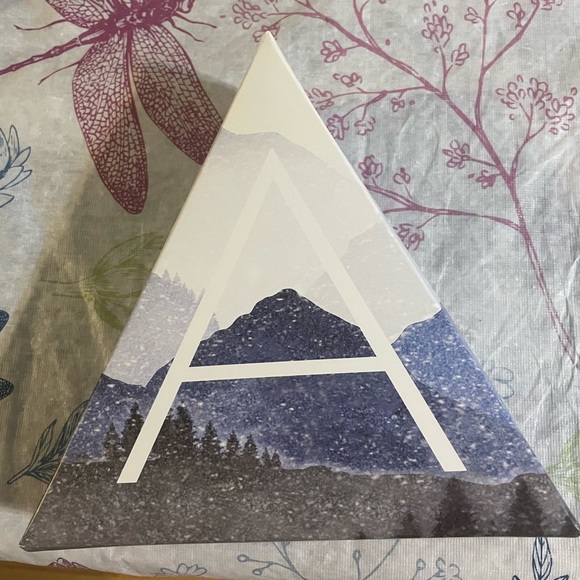 New! Avon beauty box filled with Korean beauty products - Picture 1 of 3